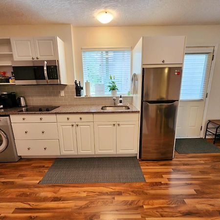 Adorable 1- Bedroom Suite In Langford 維多利亞 外观 照片