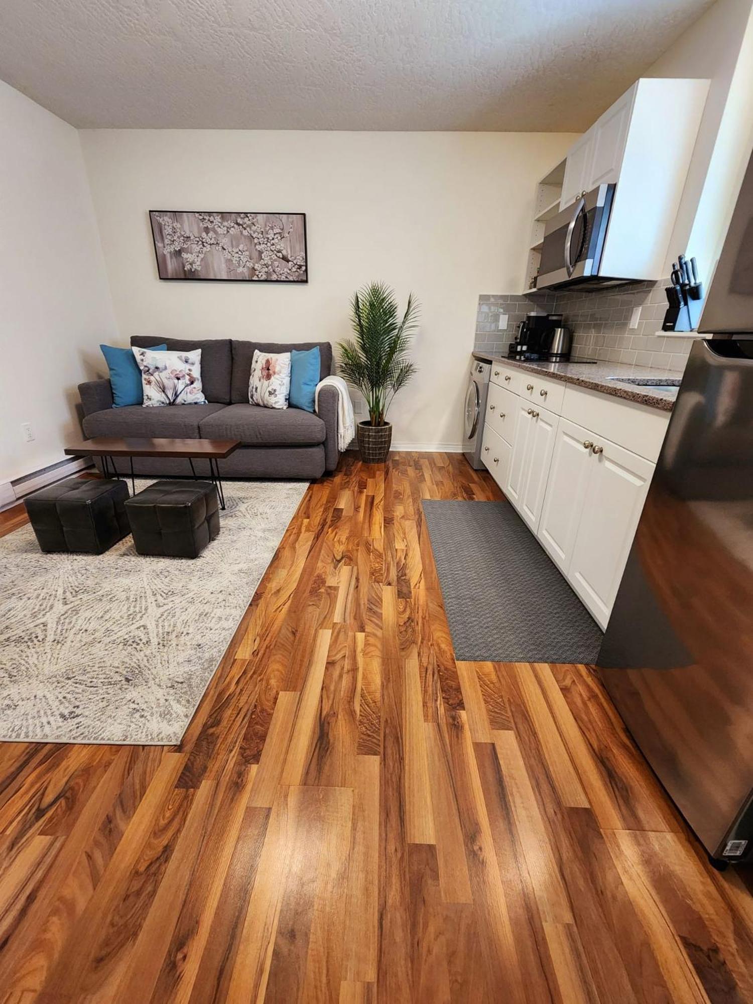 Adorable 1- Bedroom Suite In Langford 維多利亞 外观 照片