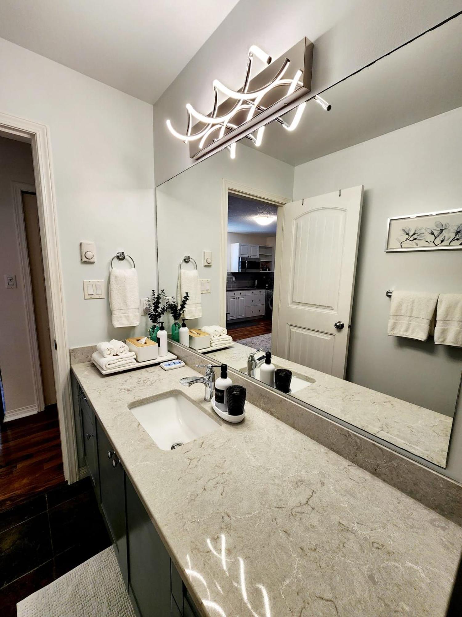 Adorable 1- Bedroom Suite In Langford 維多利亞 外观 照片
